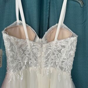 New with tags Ivory aframe tulle wedding dress size 4 unaltered